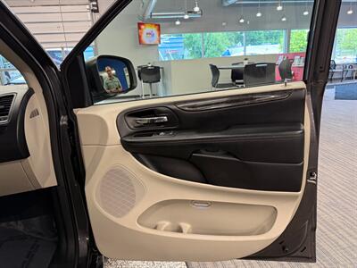 2017 Dodge Grand Caravan SE   - Photo 11 - Grand Rapids, MI 49504