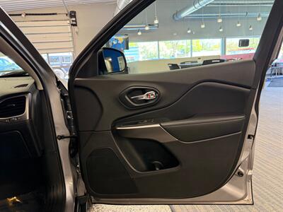 2020 Jeep Cherokee Latitude Plus   - Photo 13 - Grand Rapids, MI 49504