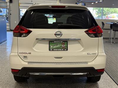 2017 Nissan Rogue SL   - Photo 11 - Grand Rapids, MI 49504