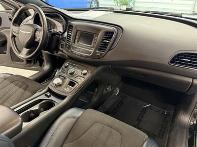 2015 Chrysler 200 S   - Photo 12 - Grand Rapids, MI 49504
