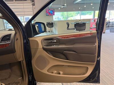 2013 Chrysler Town and Country Touring-L   - Photo 11 - Grand Rapids, MI 49504