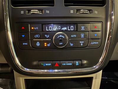 2014 Chrysler Town and Country Touring   - Photo 25 - Grand Rapids, MI 49504
