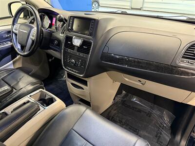 2014 Chrysler Town and Country Touring   - Photo 11 - Grand Rapids, MI 49504