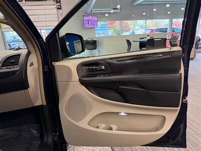 2014 Chrysler Town and Country Touring   - Photo 12 - Grand Rapids, MI 49504