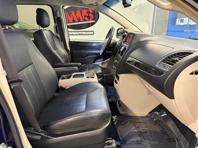 2014 Chrysler Town and Country Touring   - Photo 13 - Grand Rapids, MI 49504
