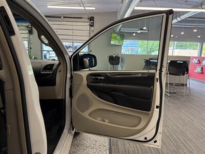 2016 Chrysler Town and Country Touring-L - Photo 21 - Grand Rapids, MI 49504