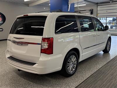 2016 Chrysler Town and Country Touring-L - Photo 8 - Grand Rapids, MI 49504