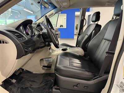 2016 Chrysler Town and Country Touring-L - Photo 17 - Grand Rapids, MI 49504