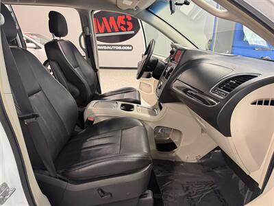2016 Chrysler Town and Country Touring-L - Photo 12 - Grand Rapids, MI 49504