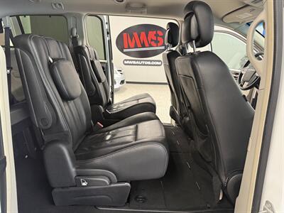 2016 Chrysler Town and Country Touring-L - Photo 13 - Grand Rapids, MI 49504