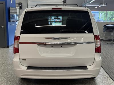 2016 Chrysler Town and Country Touring-L - Photo 7 - Grand Rapids, MI 49504