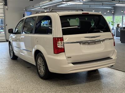 2016 Chrysler Town and Country Touring-L - Photo 6 - Grand Rapids, MI 49504