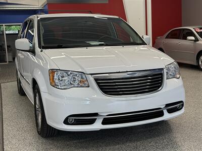 2016 Chrysler Town and Country Touring-L - Photo 2 - Grand Rapids, MI 49504