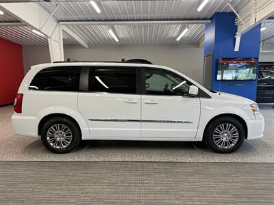 2016 Chrysler Town and Country Touring-L - Photo 9 - Grand Rapids, MI 49504