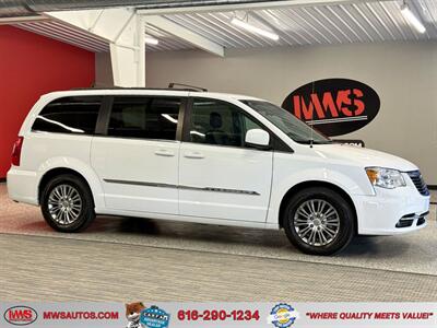 2016 Chrysler Town and Country Touring-L - Photo 1 - Grand Rapids, MI 49504