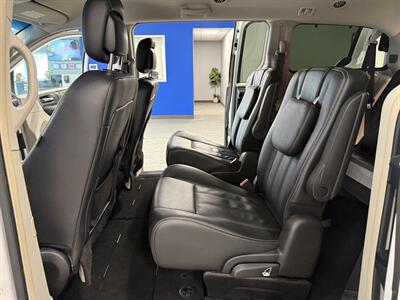 2016 Chrysler Town and Country Touring-L - Photo 16 - Grand Rapids, MI 49504