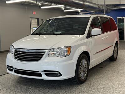 2016 Chrysler Town and Country Touring-L - Photo 4 - Grand Rapids, MI 49504