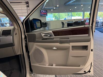 2010 Chrysler Town and Country Touring   - Photo 12 - Grand Rapids, MI 49504