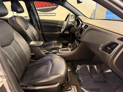 2012 Chrysler 200 Limited - Photo 29 - Grand Rapids, MI 49504