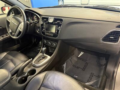 2012 Chrysler 200 Limited - Photo 11 - Grand Rapids, MI 49504