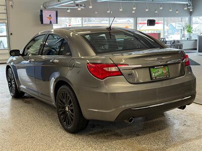 2012 Chrysler 200 Limited - Photo 5 - Grand Rapids, MI 49504