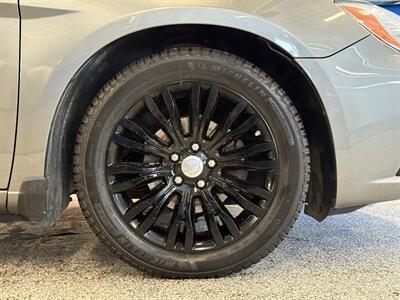 2012 Chrysler 200 Limited - Photo 9 - Grand Rapids, MI 49504