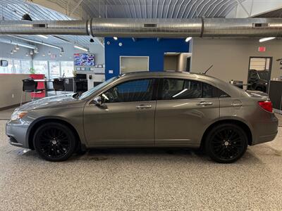 2012 Chrysler 200 Limited - Photo 4 - Grand Rapids, MI 49504