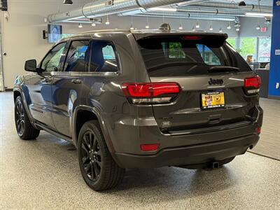 2017 Jeep Grand Cherokee Laredo   - Photo 5 - Grand Rapids, MI 49504