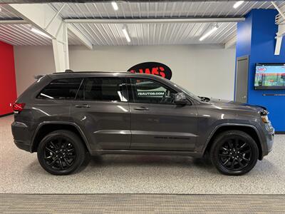 2017 Jeep Grand Cherokee Laredo   - Photo 8 - Grand Rapids, MI 49504