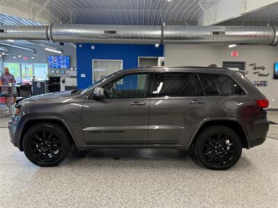 2017 Jeep Grand Cherokee Laredo   - Photo 4 - Grand Rapids, MI 49504