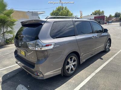 2017 Toyota Sienna SE Premium 8-Passenger   - Photo 4 - Fresno, CA 93702