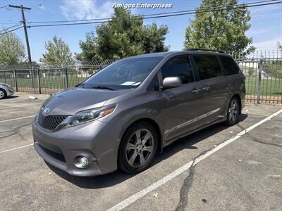 2017 Toyota Sienna SE Premium 8-Passenger   - Photo 1 - Fresno, CA 93702