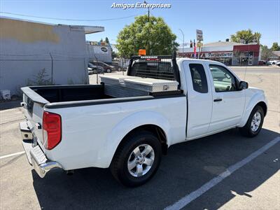 2013 Nissan Frontier SV V6 - Photo 4 - Fresno, CA 93702