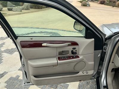 2003 Lincoln Town Car Cartier L - Photo 24 - Escondido, CA 92029