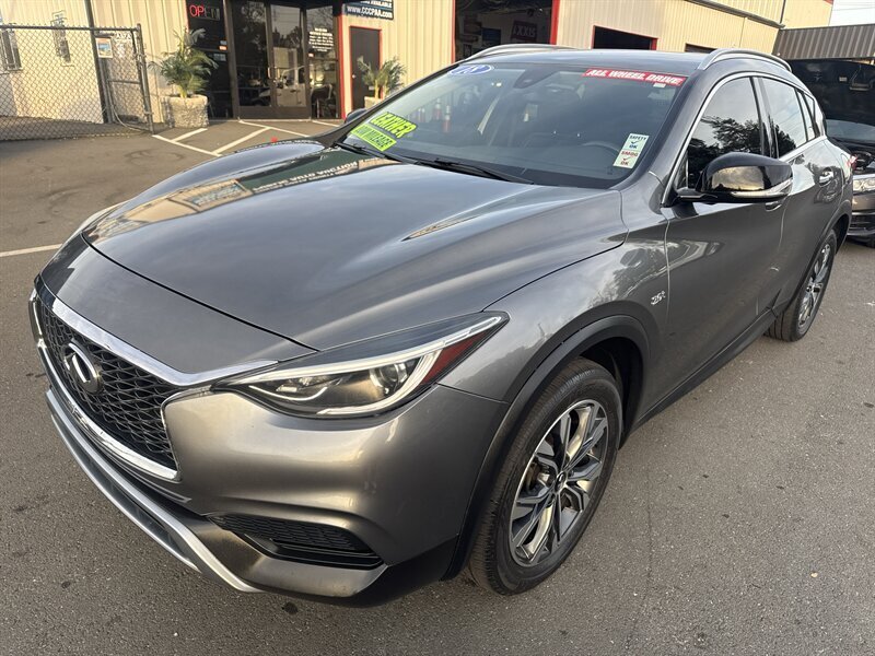 2018 INFINITI QX30 Luxury  