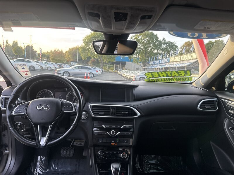 2018 INFINITI QX30 Luxury  