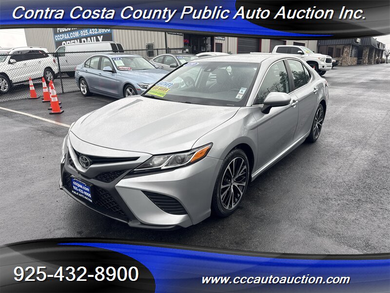 2019 Toyota Camry SE's photo