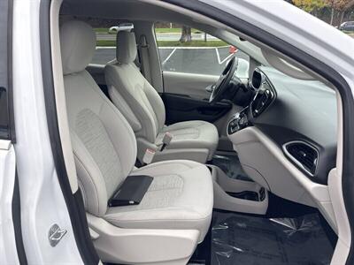 2017 Chrysler Pacifica Hybrid Touring Plus   - Photo 32 - Pittsburg, CA 94565-2812