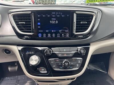 2017 Chrysler Pacifica Hybrid Touring Plus   - Photo 8 - Pittsburg, CA 94565-2812