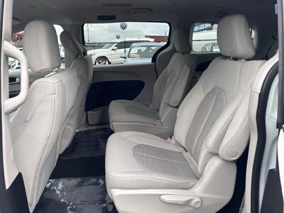 2017 Chrysler Pacifica Hybrid Touring Plus   - Photo 17 - Pittsburg, CA 94565-2812