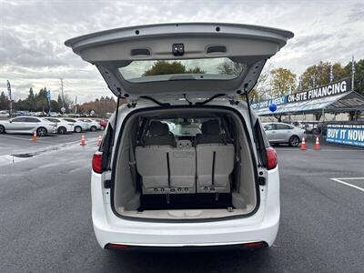 2017 Chrysler Pacifica Hybrid Touring Plus   - Photo 22 - Pittsburg, CA 94565-2812