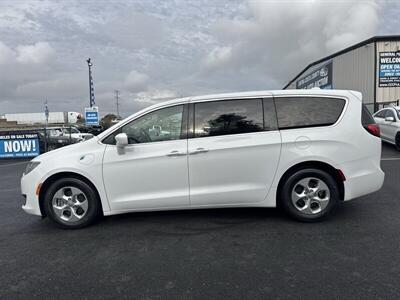 2017 Chrysler Pacifica Hybrid Touring Plus   - Photo 16 - Pittsburg, CA 94565-2812