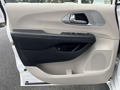 2017 Chrysler Pacifica Hybrid Touring Plus   - Photo 12 - Pittsburg, CA 94565-2812