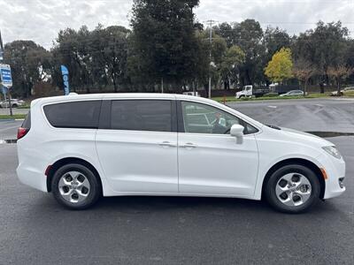 2017 Chrysler Pacifica Hybrid Touring Plus   - Photo 28 - Pittsburg, CA 94565-2812