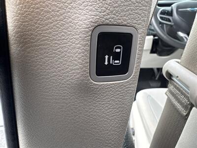 2017 Chrysler Pacifica Hybrid Touring Plus   - Photo 18 - Pittsburg, CA 94565-2812