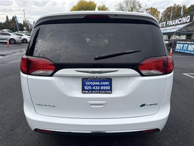 2017 Chrysler Pacifica Hybrid Touring Plus   - Photo 20 - Pittsburg, CA 94565-2812