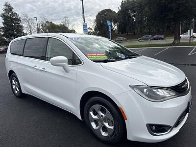 2017 Chrysler Pacifica Hybrid Touring Plus   - Photo 34 - Pittsburg, CA 94565-2812