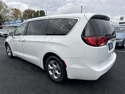 2017 Chrysler Pacifica Hybrid Touring Plus   - Photo 20 - Pittsburg, CA 94565-2812