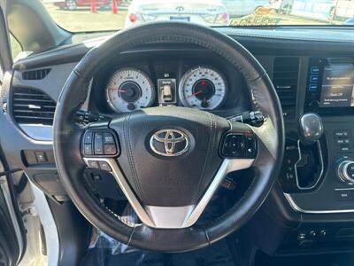 2017 Toyota Sienna SE   - Photo 5 - Pittsburg, CA 94565-2812