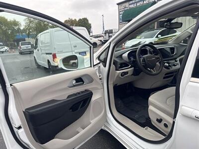 2017 Chrysler Pacifica Hybrid Touring Plus   - Photo 6 - Pittsburg, CA 94565